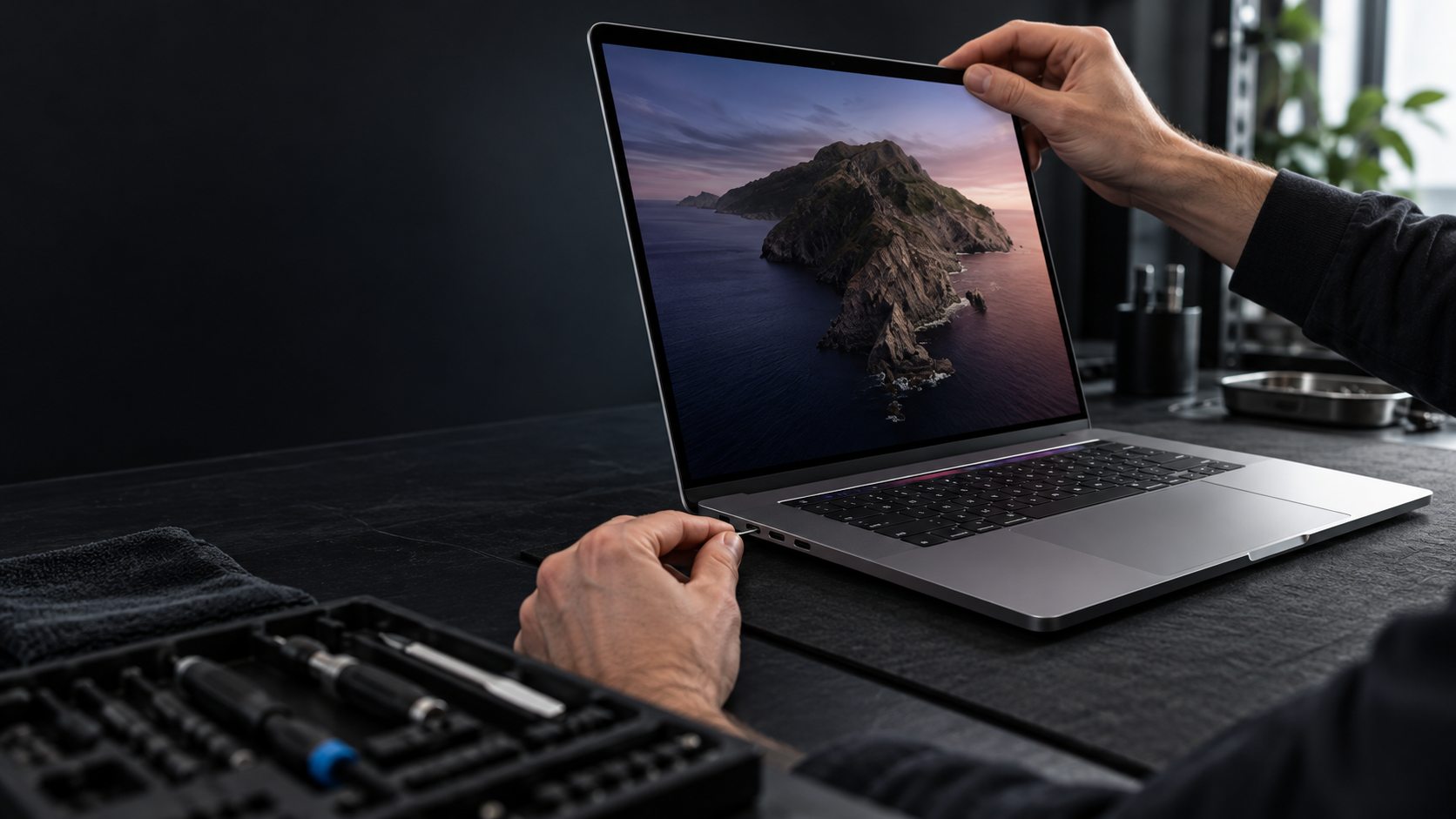 MacBook Pro 16 na stanowisku diagnostycznym